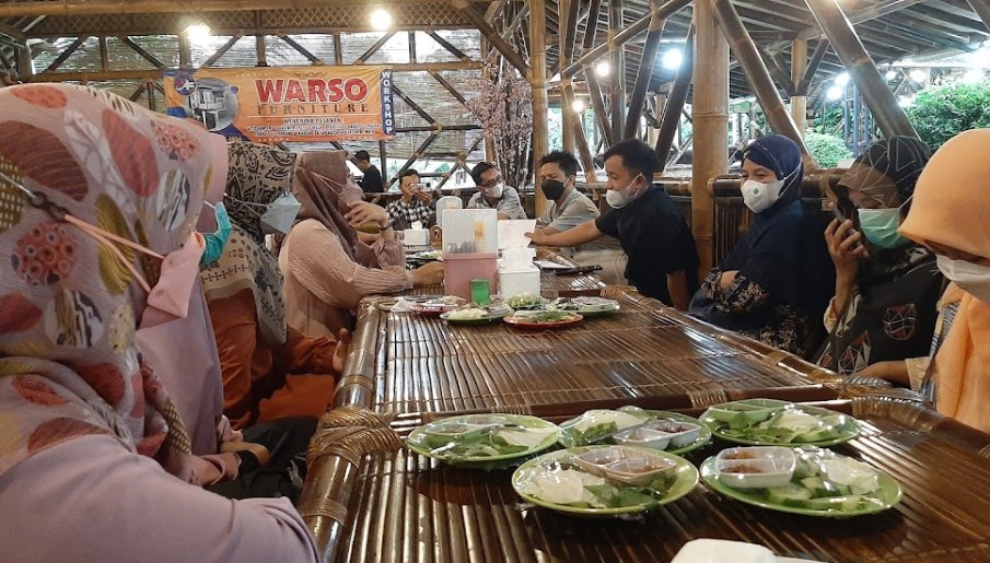 Lesehan Purwajaya: Delicious Meals Amid Cilacap's Daily Life